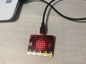 【小学生もできる!】micro:bitって何?簡単プログラミングでLEDを光らせよう | 学びプラス